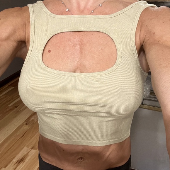 Lululemon crop tank with cutout chest. Size 4 - Picture 5 of 6